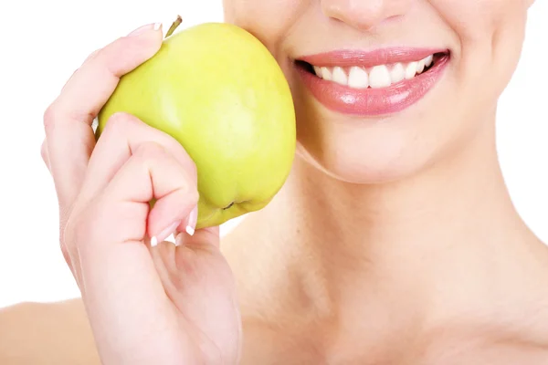 Χαμογελώντας η γυναίκα με το μήλο από κοντά — Φωτογραφία Αρχείου
