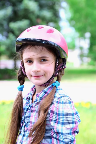 공원에서 헬멧에 작은 소녀의 초상화 — 스톡 사진
