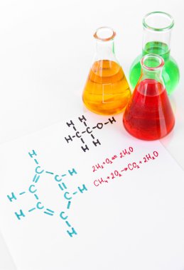 test tüpleri ile renkli sıvılar ve formüller üzerinde beyaz izole