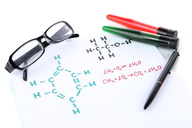 test tüpleri ile renkli sıvılar ve formüller üzerinde beyaz izole