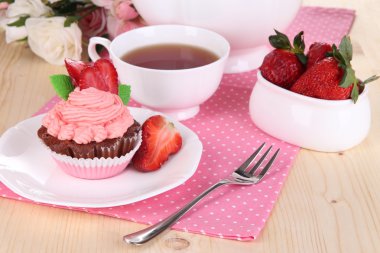 güzel çilek cupcake ve aromalı çay yemek masası yakın çekim