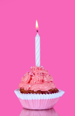 pembe bir arka plan üzerinde mum ile güzel cupcake