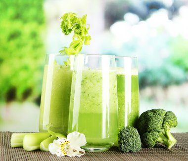 sebze suyu, yeşil zemin üzerine bambu hasır üzerinde gözlük