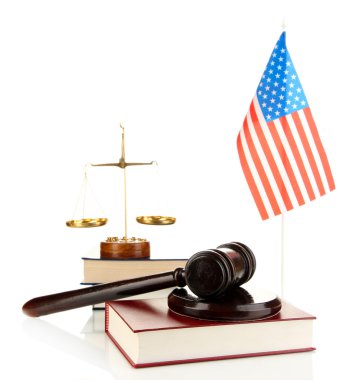 tahta Tokmak, altın, adalet, kitaplar ve Amerikan bayrağı üzerinde beyaz izole ölçeklendirir.