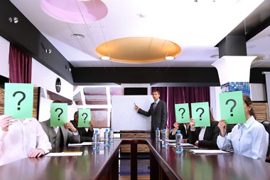 daha önce iş eğitim yüzlerinde soru işaretleri ile işadamları