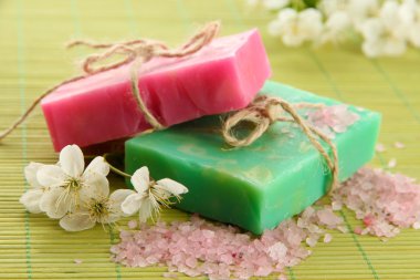 Bambu hasır üzerinde doğal el yapımı Sabun