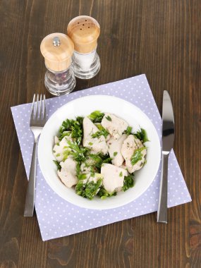 ahşap masa peçeteye tabağa haşlanmış etlerin