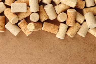 şarap mantarları ahşap arka planda