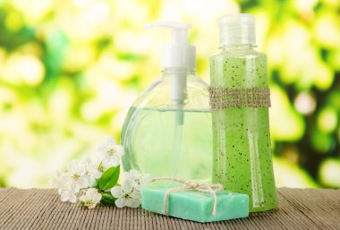 Kozmetik Şişeler ve doğal el yapımı Sabun yeşil zemin üzerine