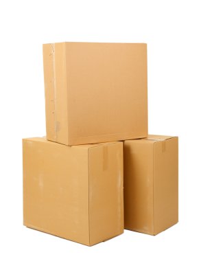 farklı karton kutular üzerinde beyaz izole