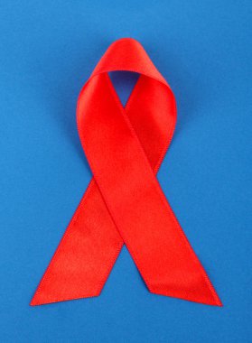 kırmızı kurdele HIV, AIDS üzerinde mavi arka plan