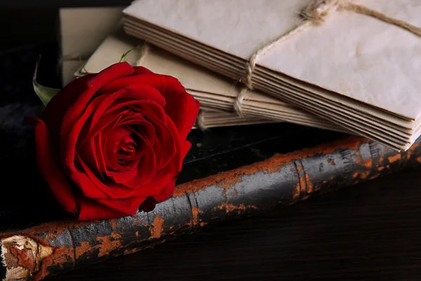 Rosa e letras na mesa de madeira de perto — Fotografia de Stock