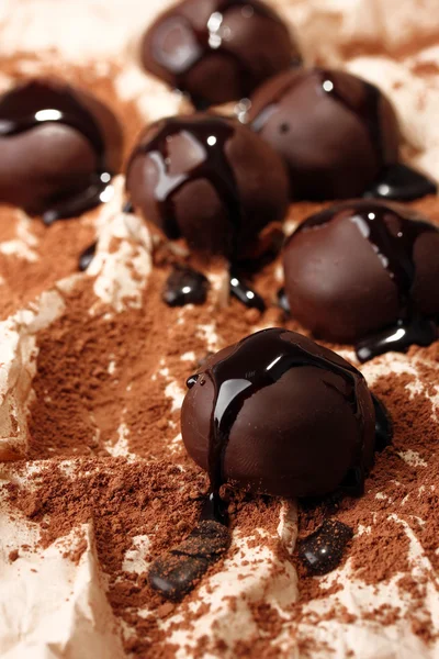 Caramelle al cioccolato con cacao in polvere, primo piano — Foto Stock