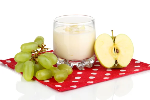 Вкусный йогурт в стакане с фруктами, изолированными на белом — стоковое фото