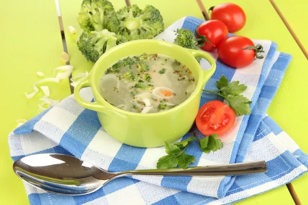 Diätsuppe mit Gemüse in Pfanne auf grünem Holztisch in Großaufnahme — Stockfoto