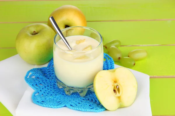 Délicieux yaourt en verre avec des fruits sur nappe bleue — Photo