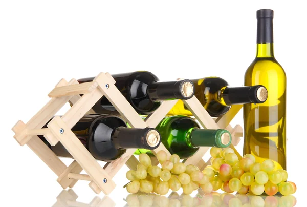 Botellas de vino colocadas sobre soporte de madera aislado sobre blanco — Foto de Stock