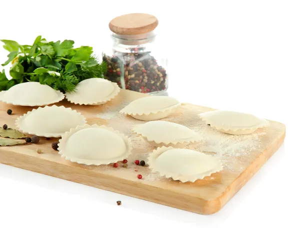 Rå dumplings och ingredienser på trä skrivbord, isolerad på vit — Stockfoto
