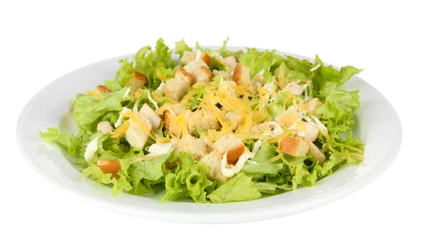 Caesar Salat auf weißem Teller, isoliert auf weißem Teller — Stockfoto