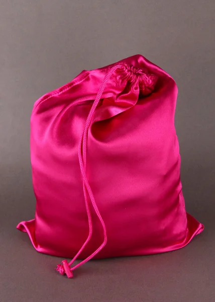 Bolso rosa brillante sobre fondo gris — Foto de Stock