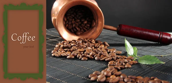 Kaffe av korn og tyrkisk kaffemaskin på lys bakgrunn – stockfoto