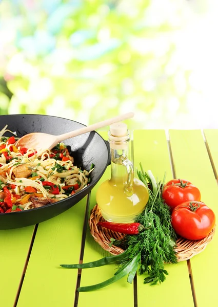 Tagliatelle con verdure sul wok sullo sfondo della natura — Foto Stock