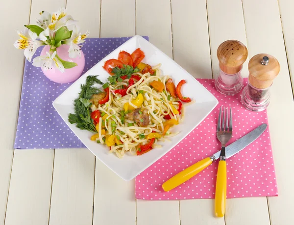 Macarrão com legumes n placa na mesa de madeira — Fotografia de Stock