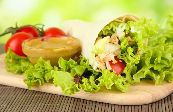 Kebab - grilled meat and vegetables, on bamboo mat, on bright background — Stock Photo, Image