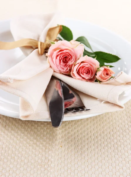 Подается тарелка с салфеткой и розой крупным планом — стоковое фото