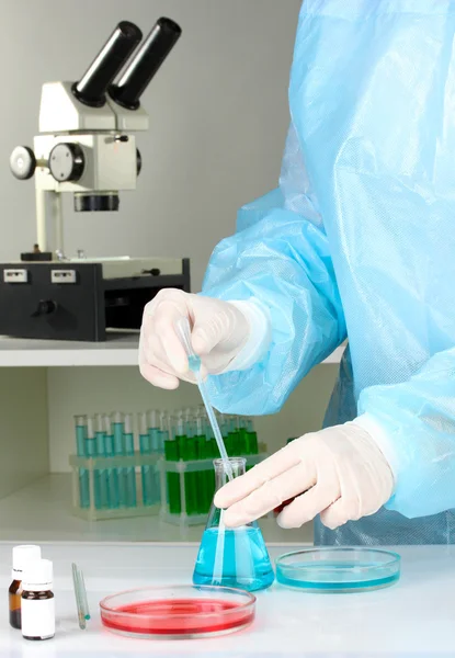 Scientist conducting research in laboratory close up — Stock Photo, Image