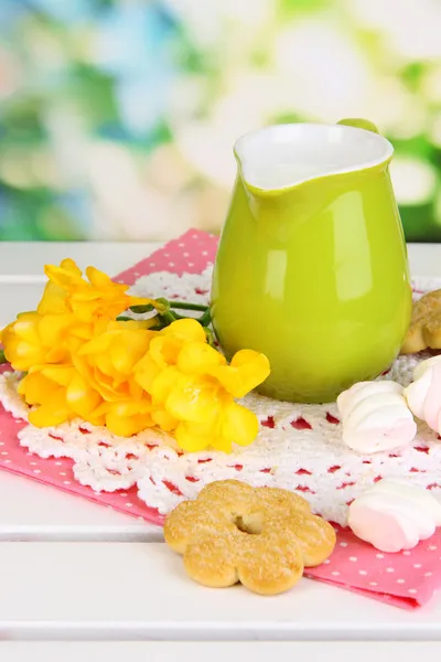 Süt ve kurabiye doğal zemin üzerine ahşap piknik masa üstünde güzel kompozisyon — Stok fotoğraf