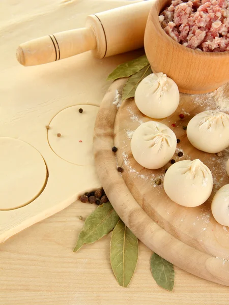 Gnocchi crudi, ingredienti e pasta, su tavola di legno — Foto Stock