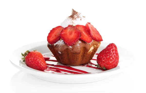 Smakelijke muffin cake met aardbeien en chocolade op plaat, geïsoleerd op wit — Stockfoto