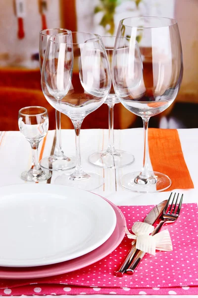 Ajuste de mesa con vasos para diferentes bebidas en la mesa sobre el fondo de la habitación —  Fotos de Stock