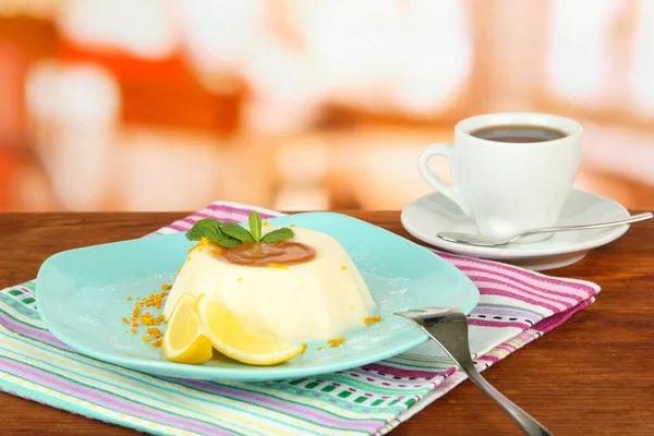 Panna Cotta com raspas de laranja e molho de caramelo, na cor de fundo de madeira — Fotografia de Stock