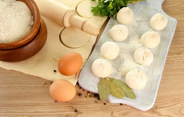 Gnocchi crudi, ingredienti e pasta, su tavola di legno — Foto Stock