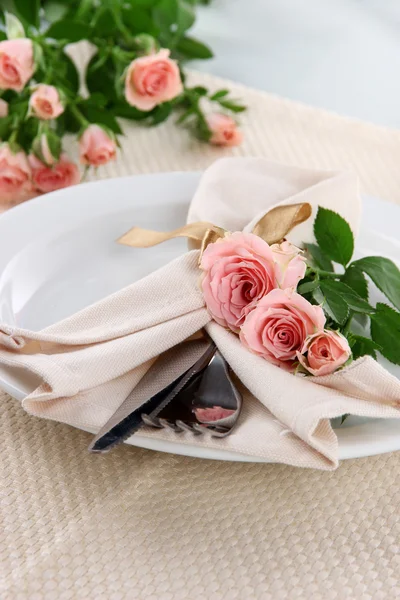 Placa servida con servilleta y rosa de primer plano — Foto de Stock