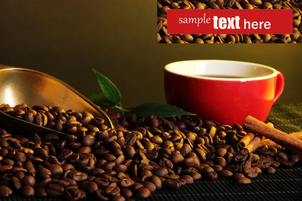 Spannmål kaffe, kopp och scoop på ljus bakgrund — Stockfoto