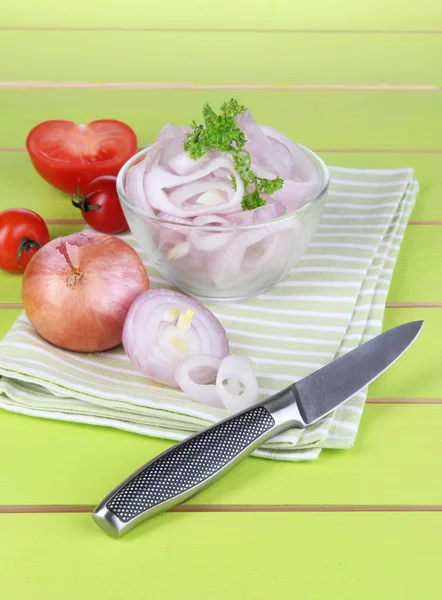 Cebola cortada com anéis na tigela na mesa de madeira close-up — Fotografia de Stock