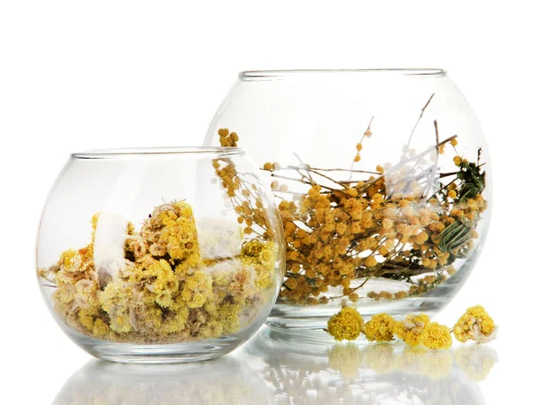 Ervas secas em recipientes de vidro isolados sobre branco — Fotografia de Stock