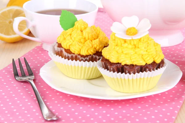 Hermosos cupcakes de limón en la mesa de comedor de cerca —  Fotos de Stock