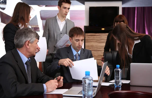 Negocios trabajando en sala de conferencias — Foto de Stock