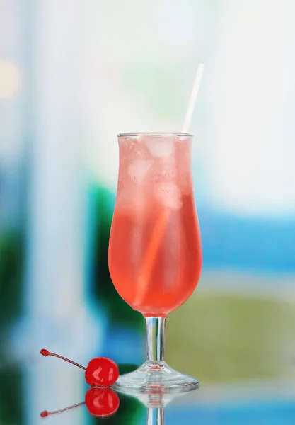 Cocktail di ciliegie con ghiaccio sullo sfondo della stanza — Foto Stock