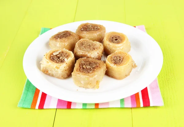 Baklava dulce en el plato en primer plano de la mesa —  Fotos de Stock