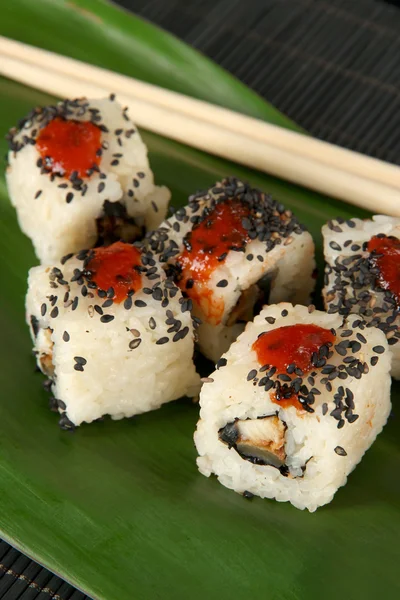 Sushi di Maki saporito - Rotolo su foglia verde primo piano — Foto Stock