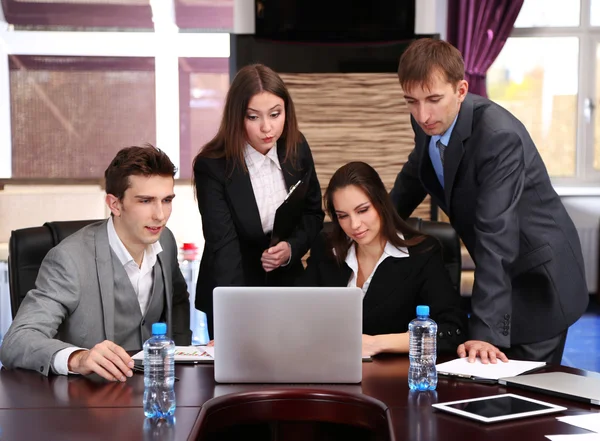 Negocios trabajando en sala de conferencias — Foto de Stock