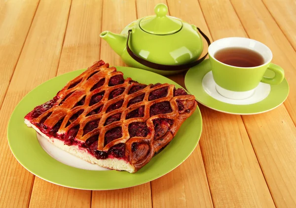 Tarta de cereza con té en primer plano de la mesa — Foto de Stock