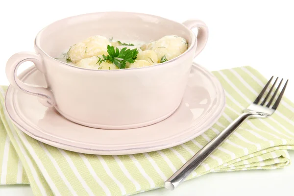 Jeunes pommes de terre tendres à la crème sure et aux herbes dans une casserole isolée sur du blanc — Photo