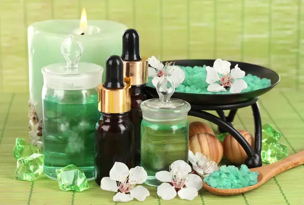 Composición del spa con aceites aromáticos en primer plano de la mesa — Foto de Stock