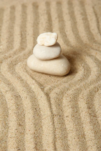 Jardin zen avec sable râpé et pierres rondes gros plan — Photo